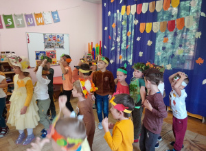 Dzieci tańczą na balu z okazji Powitania Jesieni